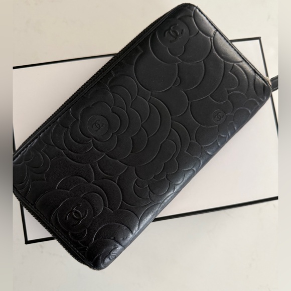 Chanel Camellia Zipper Wallet Bag Black - Picture 4 of 15